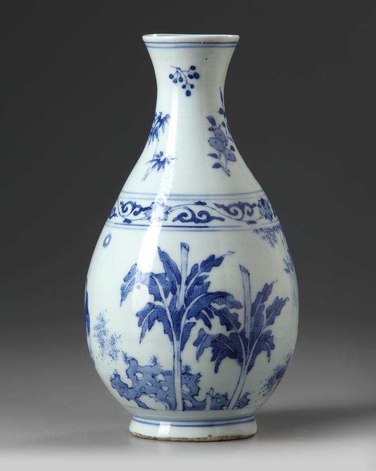 A CHINESE BLUE AND WHITE VASE, TRANSITIONAL-STYLE, 19TH-20TH CENTURY