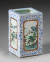 A CHINESE FAMILLE ROSE PORCELAIN BRUSH POT, 19TH-20TH CENTURY