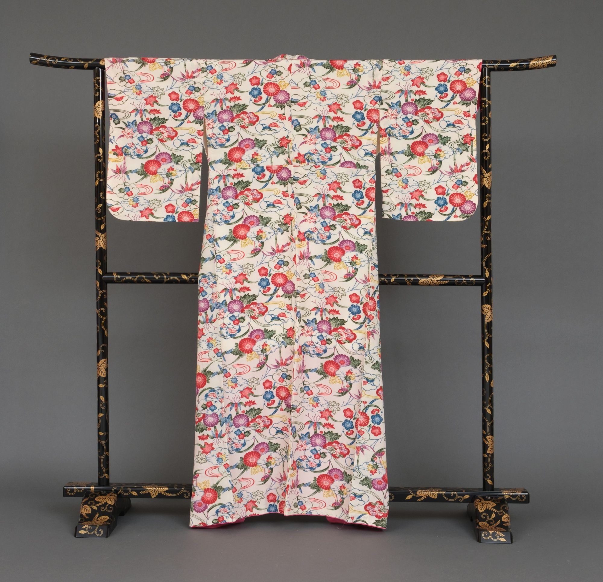 Japanese Cloth Rack A JAPANESE LACQUERED WOODEN CLOTHING RACK, MEIJI PEROD (1868-1912)