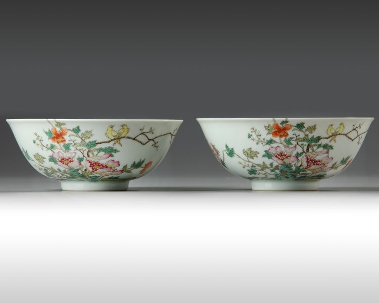 A PAIR OF CHINESE FAMILLE ROSE BOWLS 
