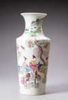 FAMILY ROSE VASE WITH FIGURES, 18TH/ 19TH CENTURY