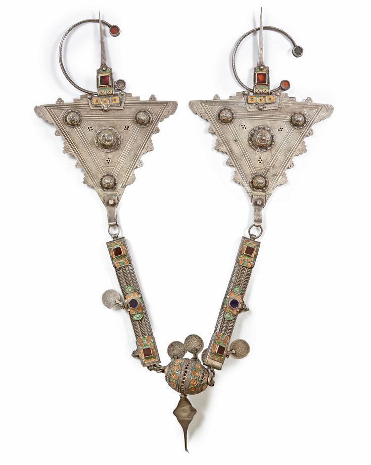 A SILVER NECKLACE, MOROCCO, 19TH CENTURY