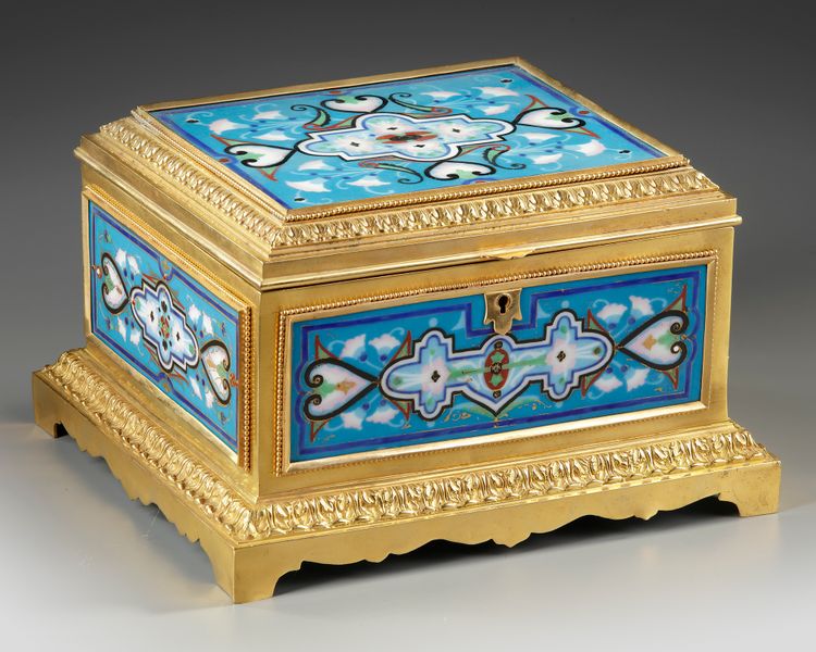 A BLUE PORCELAIN BOX, LATE 19TH CENTURY