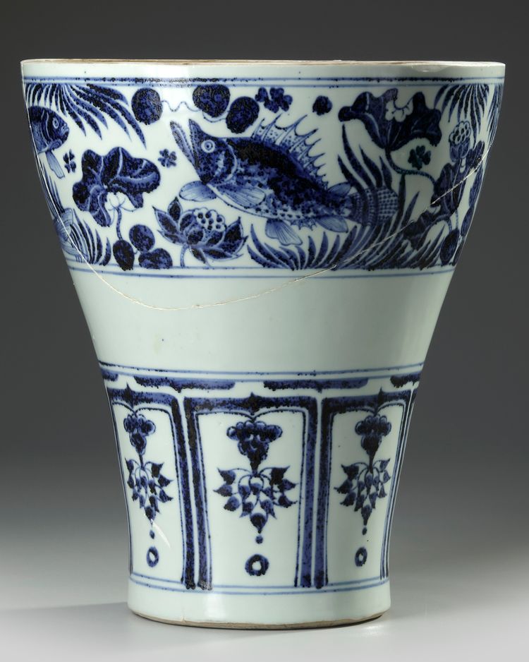 A CHINESE BLUE AND WHITE VASE