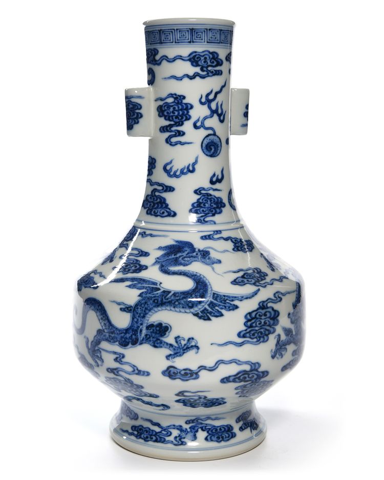 A CHINESE BLUE AND WHITE DRAGONS BOTTLE VASE, CHINA, 19TH-20TH CENTURY