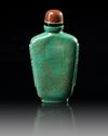 A CHINESE MALACHITE AND GILT DECORATED SNUFF BOTTLE