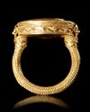 A LARGE GOLD RING IN THE STYLE OF THE ANTIQUE, 19TH CENTURY AD