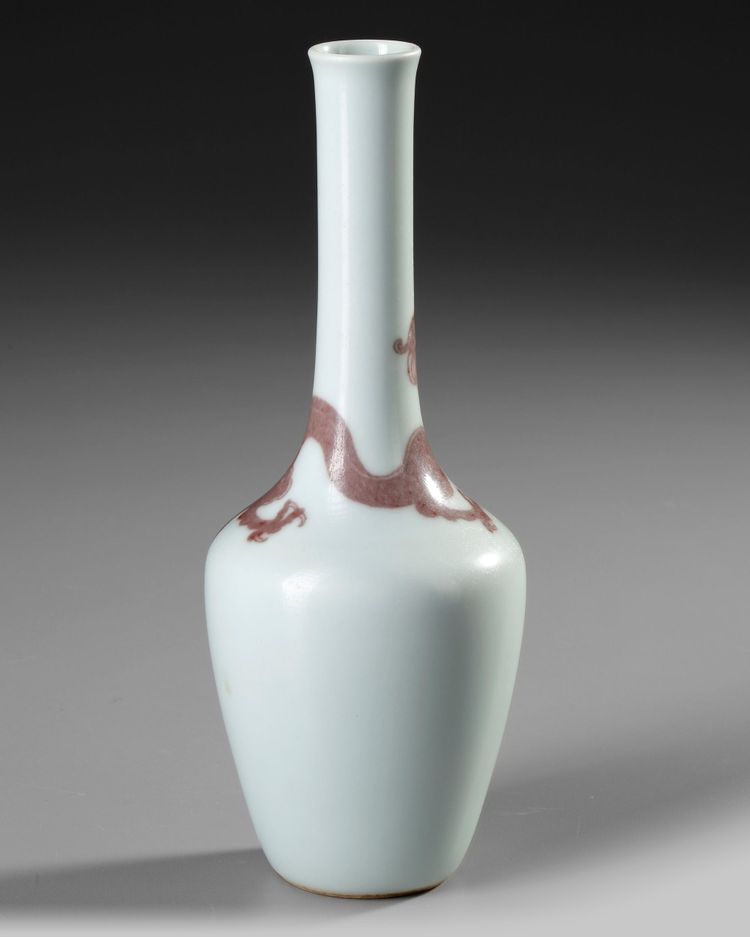 A CHINESE DRAGON DECORATED BOTTLE VASE, 19TH CENTURY