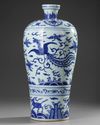 A LARGE CHINESE BLUE AND WHITE MEIPING VASE, 19TH-20TH CENTURY