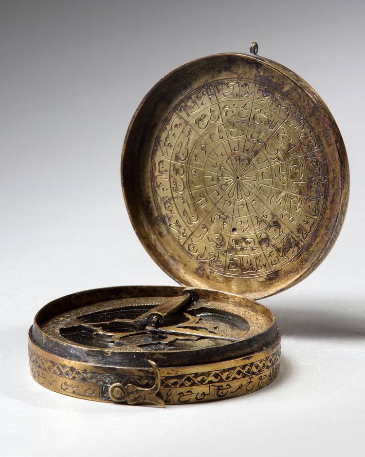 A GILT PERSIAN 'QIBLA' INDICATOR, FOR FINDING MECCA