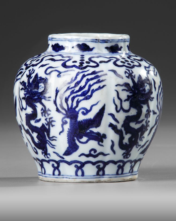 A CHINESE BLUE AND WHITE LOBED VASE,19TH CENTURY