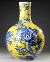 A LARGE CHINESE YELLOW GROUND NINE PEACHES VASE, QING DYNASTY (1644-1911)