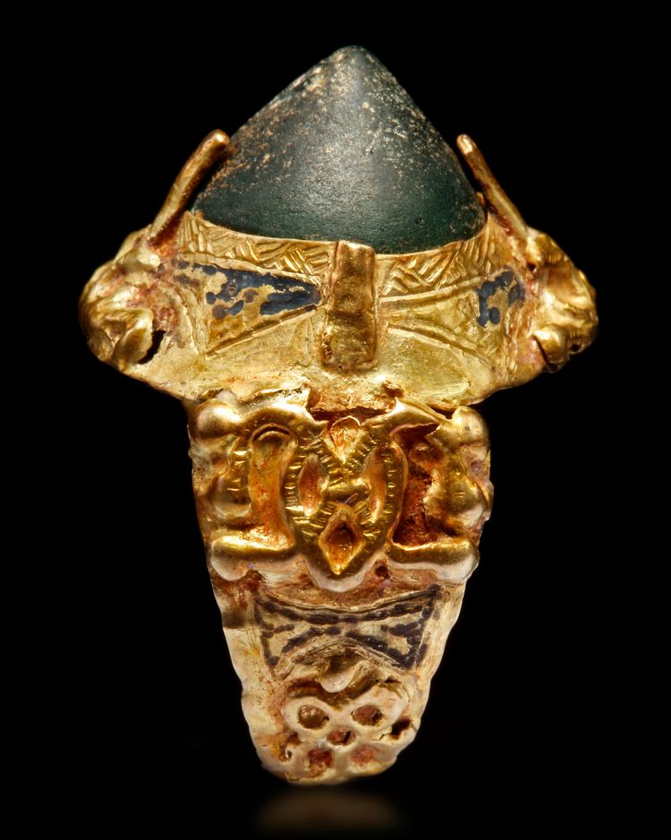 A GREEN STONE SET GOLD RING