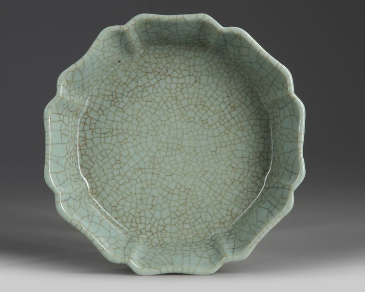 A Chinese Guan-style foliate washer