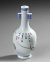 A SMALL CHINESE FAMILLE ROSE VASE, 20TH CENTURY