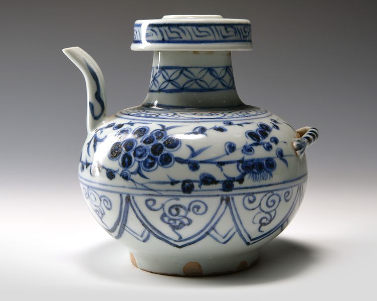 A CHINESE BLUE AND WHITE EWER