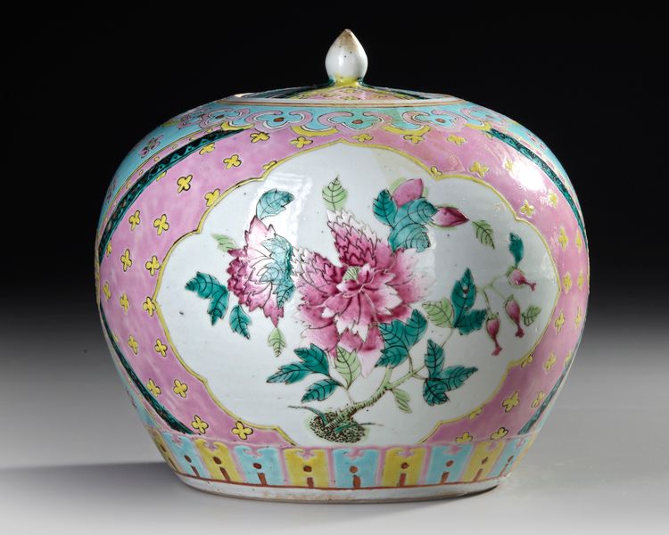 CHINESE FAMILLE ROSE POT WITH COVER, 19TH / 20TH CENTURY
