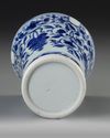 A CHINESE BLUE AND WHITE VASE, KANGXI PERIOD (1662-1722)