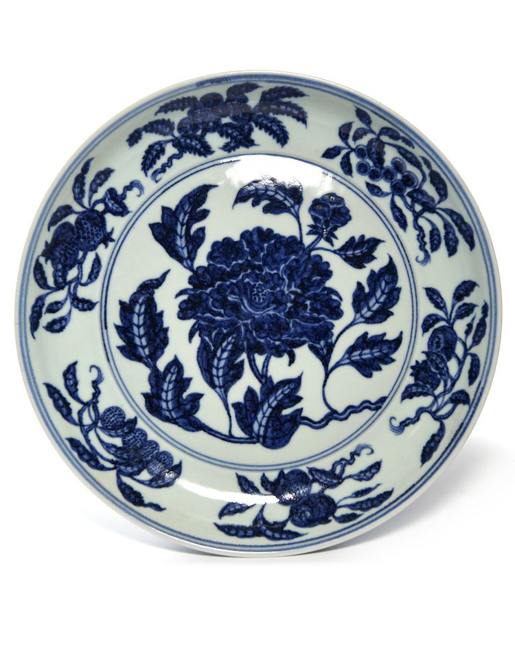 A CHINESE BLUE AND WHITE CHRYSANTHEMUM DISH