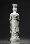 A LARGE CHINESE BLANC DE CHINE FIGURE OF GUANYIN, 19TH-20TH CENTURY