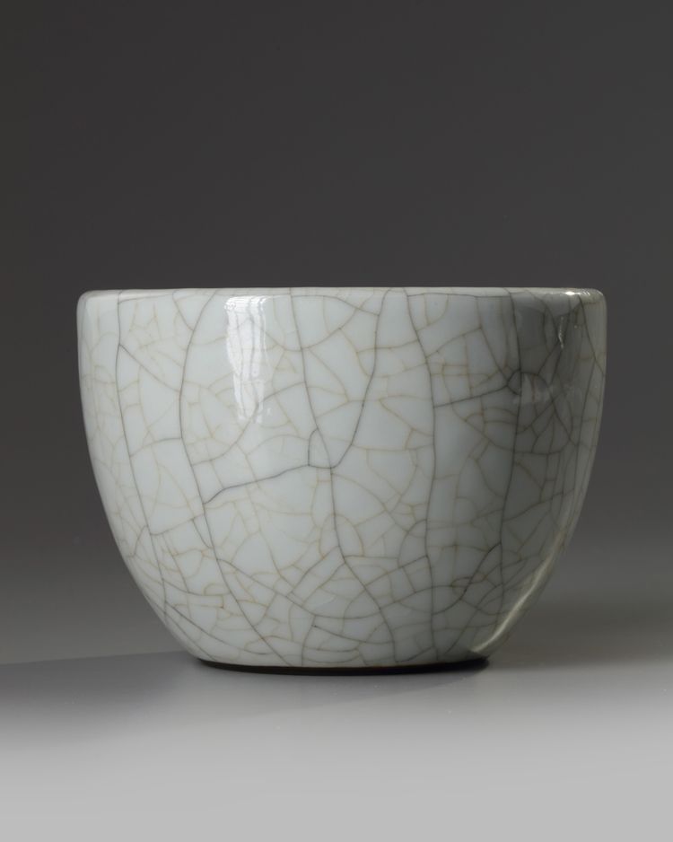 A Chinese Ge-style crackle-glazed jardinière