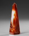A POLISHED STONE OBELISK, POSSIBLY MADE OF AGATE OR SIMILAR SEMI-PRECIOUS STONE