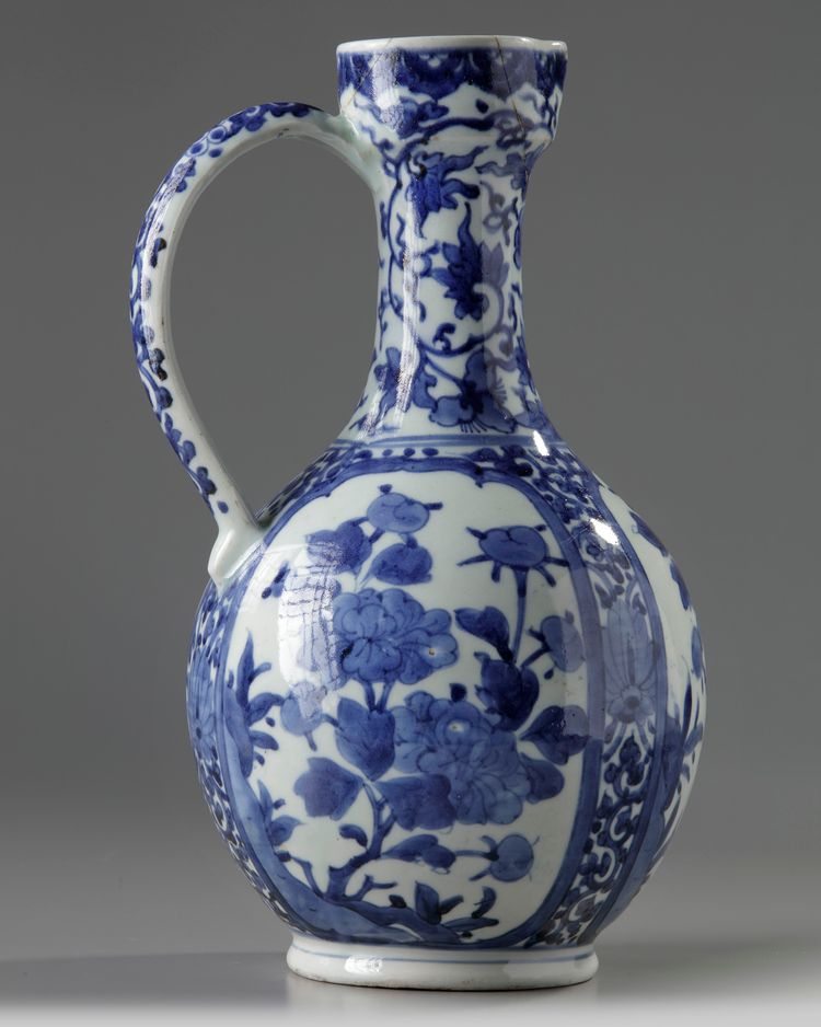 A JAPANESE BLUE AND WHITE EWER, 17TH CENTURY