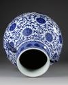 A LARGE CHINESE BLUE AND WHITE HU VASE, 19TH-20TH CENTURY