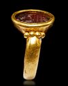 AN AGATE SEAL GOLD RING