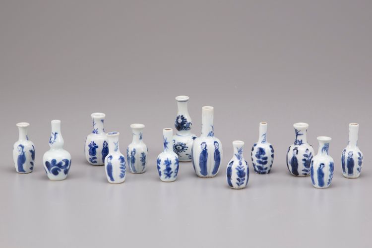 A lot of 13 miniature Kangxi blue and white vases