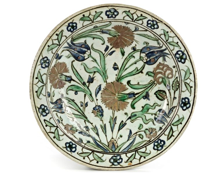 AN IZNIK 'STORM IN A TEACUP' DESIGN POTTERY DISH, OTTOMAN TURKEY, 16TH CENTURY