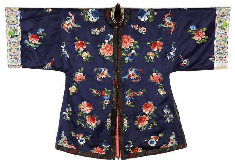 A CHINESE DARK BLUE-GROUND EMBROIDERED SHORT INFORMAL ROBE        