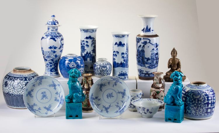 A LARGE GROUP OF VARIOUS CHINESE PORCELAIN WARES AND A BRONZE FIGURE