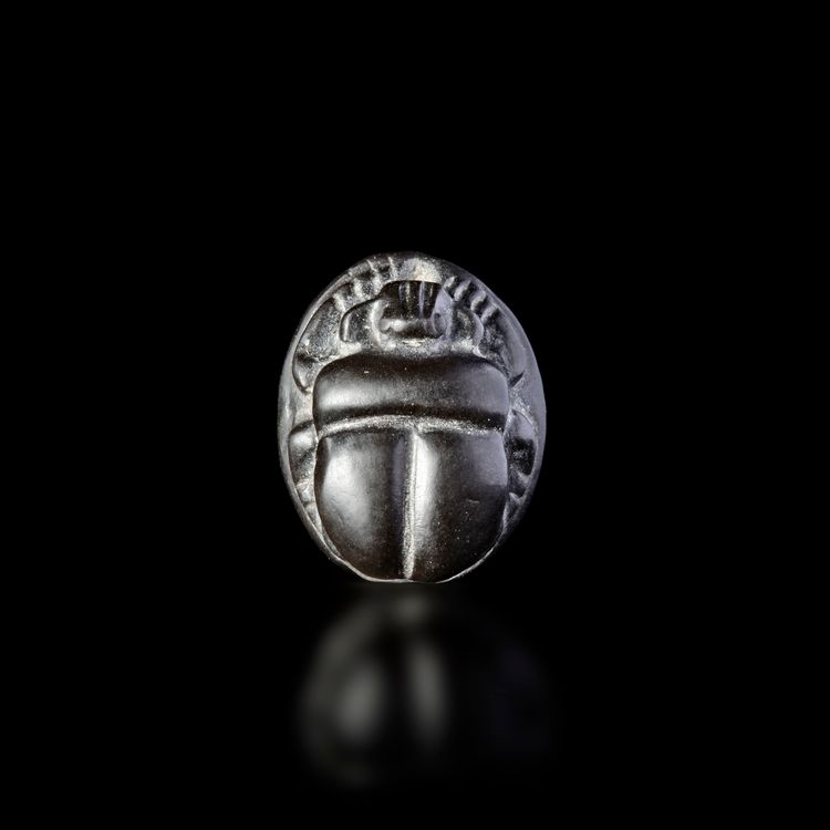 A BLACK SERPENTINE SCARAB. PHOENICIAN. 7/6TH.C.B.C.