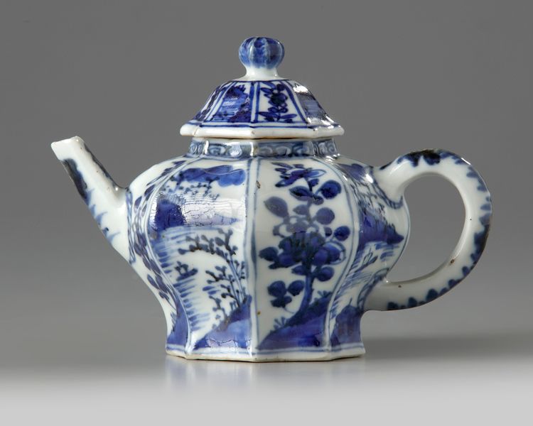 A CHINESE BLUE AND WHITE MOULDED OCTAGONAL TEAPOT AND COVER, CHINA, KANGXI PERIOD (1662-1722)