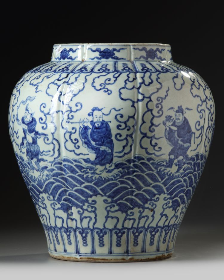 A LARGE CHINESE BLUE AND WHITE LOBED JAR, MING DYNASTY (1368-1644) OR LATER