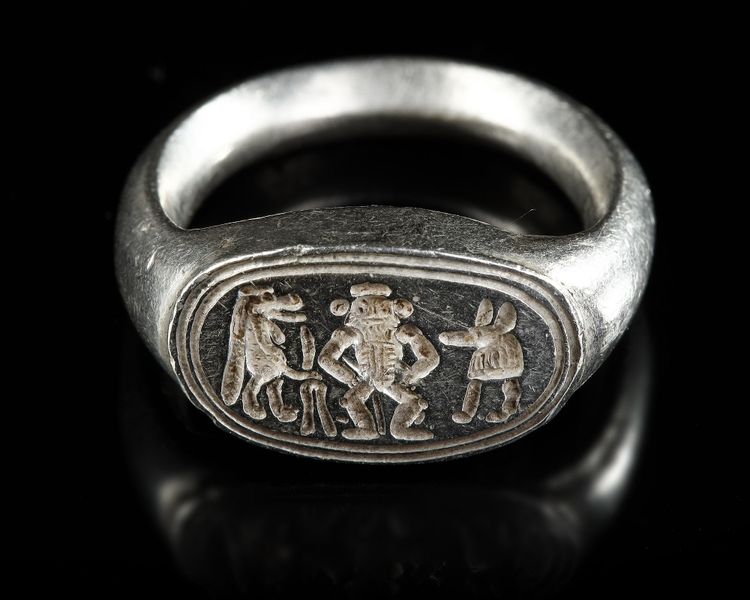 AN EGYPTIAN PALE ELECTRUM FINGER RING, NEW KINGDOM, CIRCA 16TH-11TH CENTURY B.C.