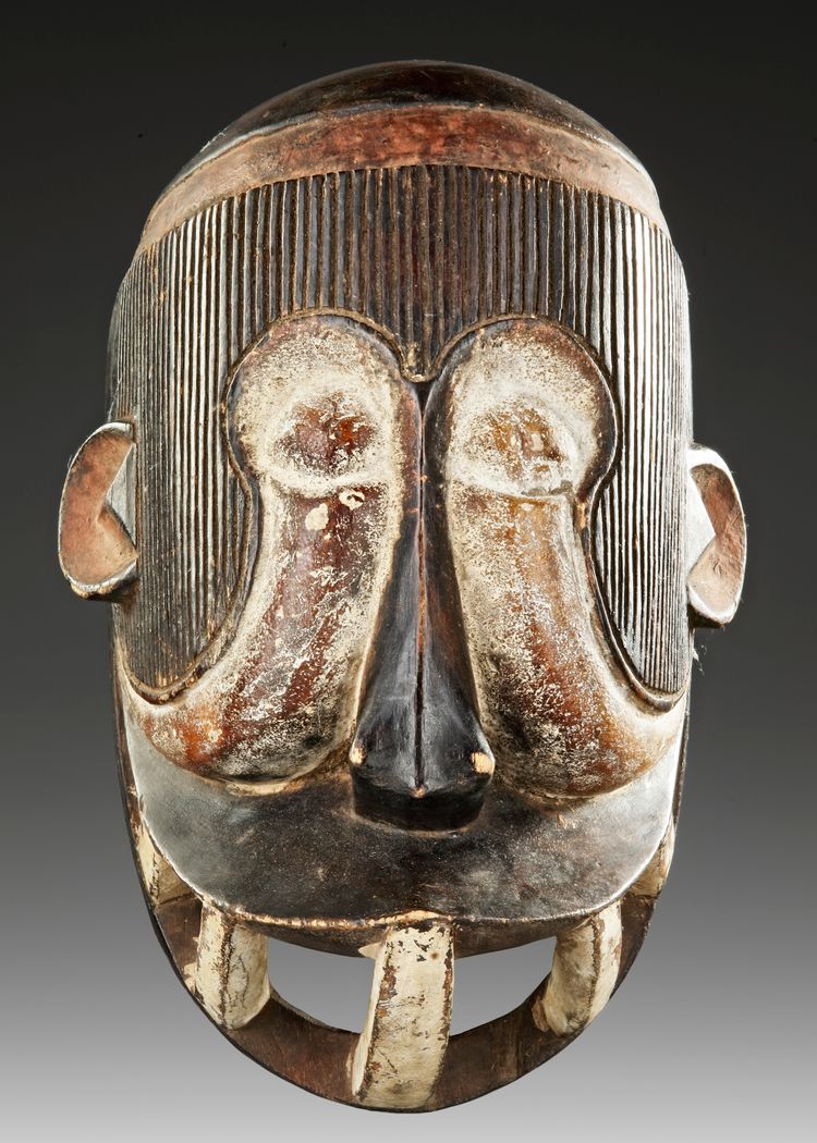 AN AFRICAN MASK, 20TH CENTURY