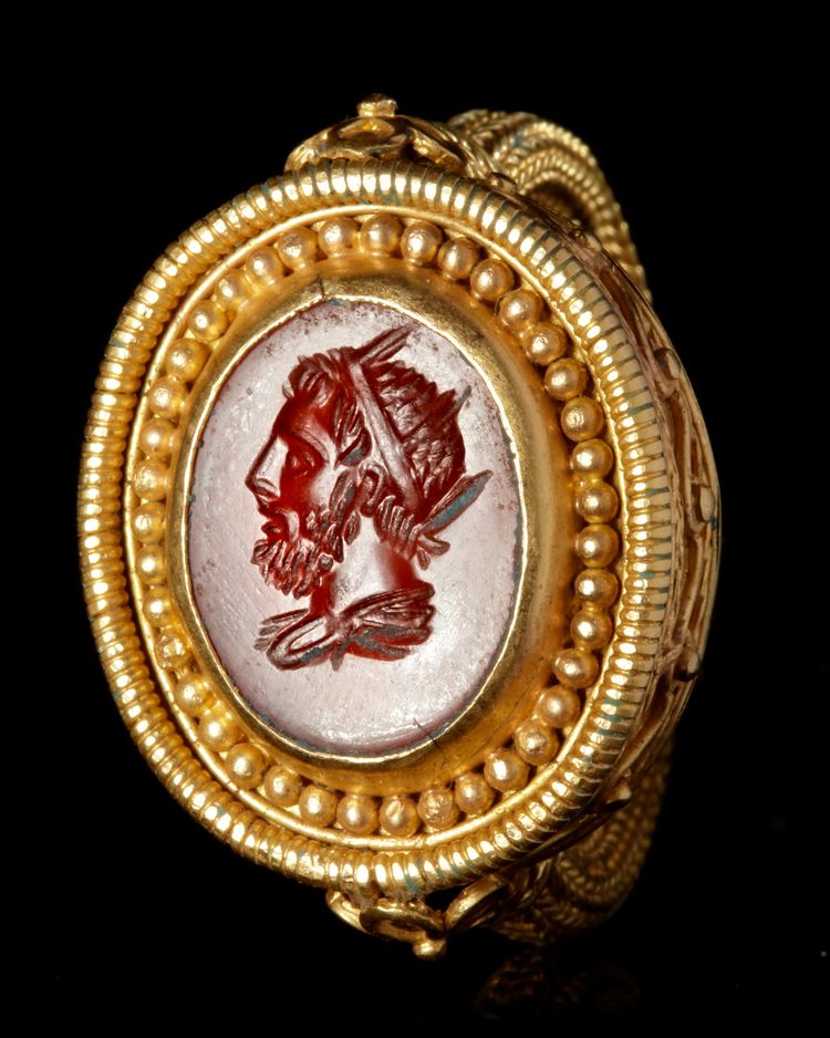 A LARGE GOLD RING IN THE STYLE OF THE ANTIQUE, 19TH CENTURY AD