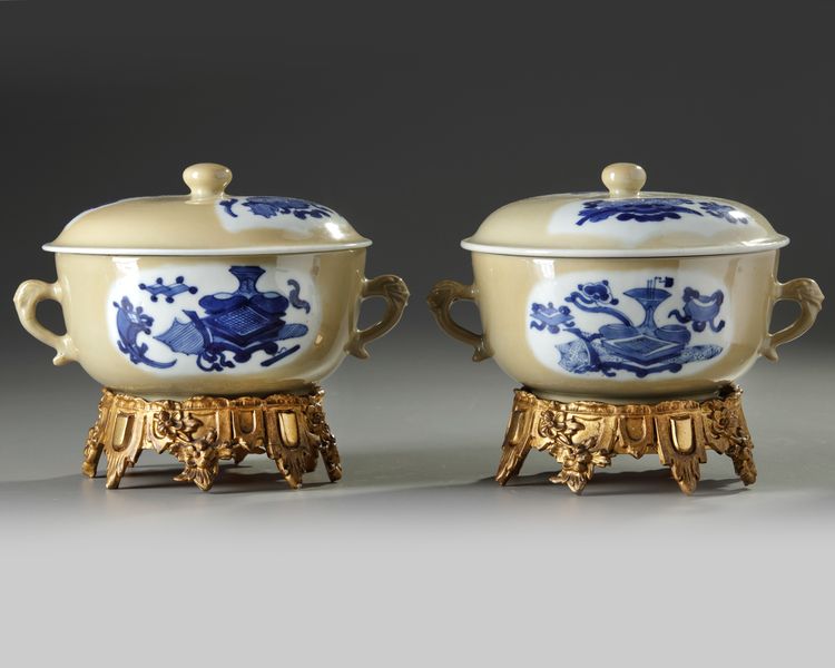 A PAIR OF CHINESE CAFE-AU-LAIT-GROUND BLUE AND WHITE POTICHES AND COVER, KANGXI PERIOD (1662-1722)
