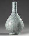 A CHINESE GE-STYLE CRACKLE-GLAZED BOTTLE VASE