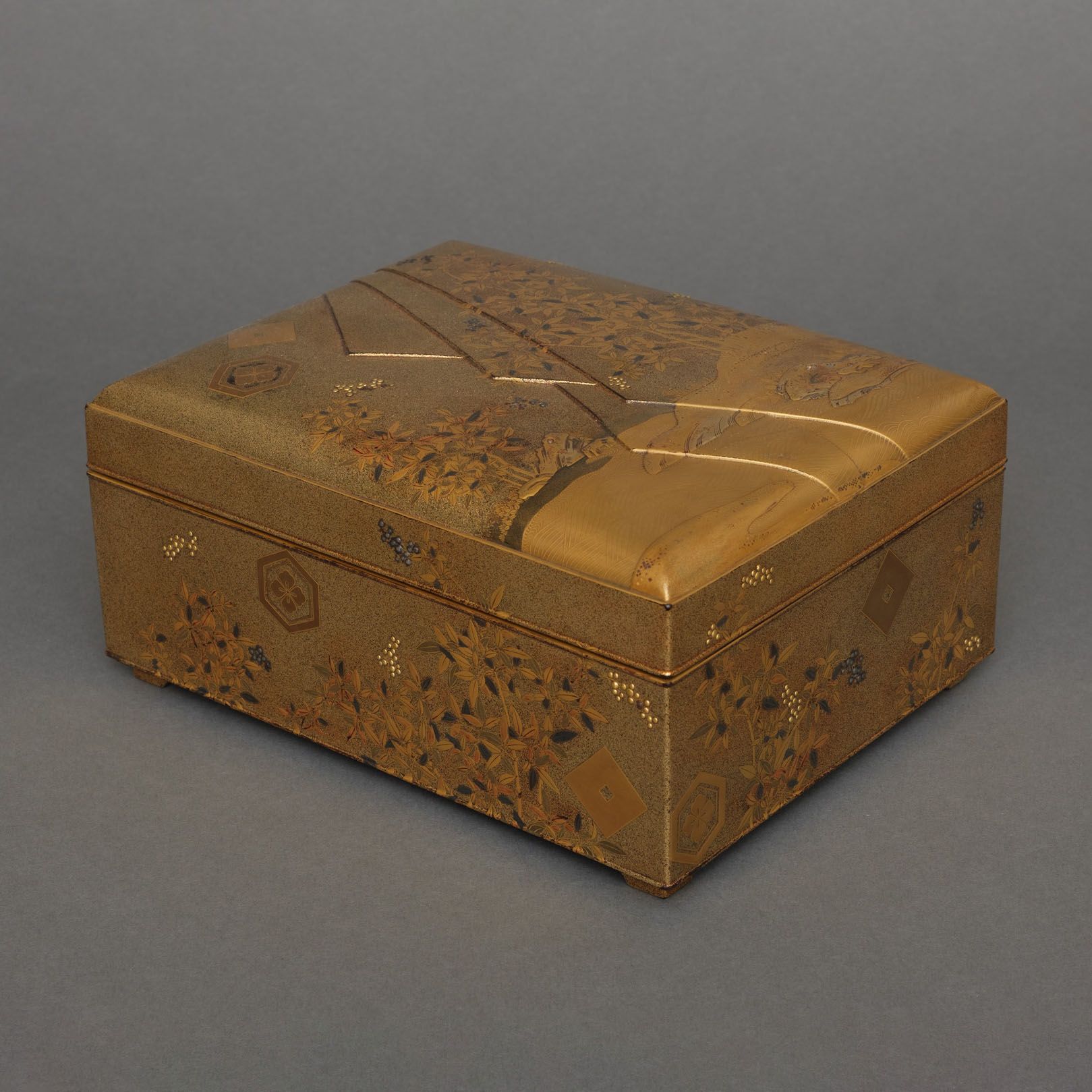手箱 TEBAKO-BOX A JAPANESE GOLD LACQUER TEBAKO 手箱 (BOX FOR PERSONAL ACCESSORIES