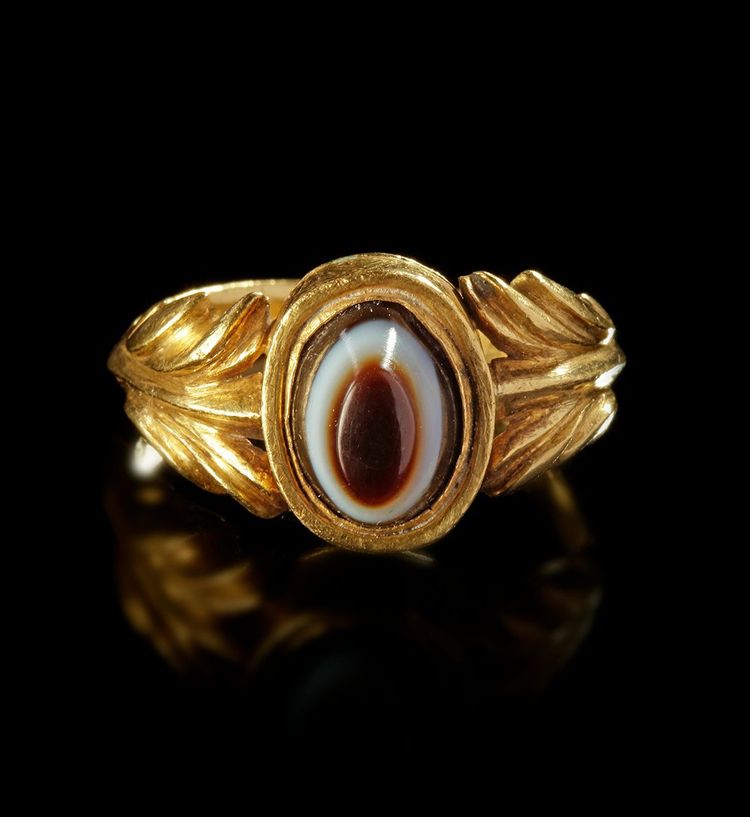 A ROMAN GOLD RING WITH AN AGATE MOUNTED IN THE BEZEL, 1ST-2ND CENTURY AD