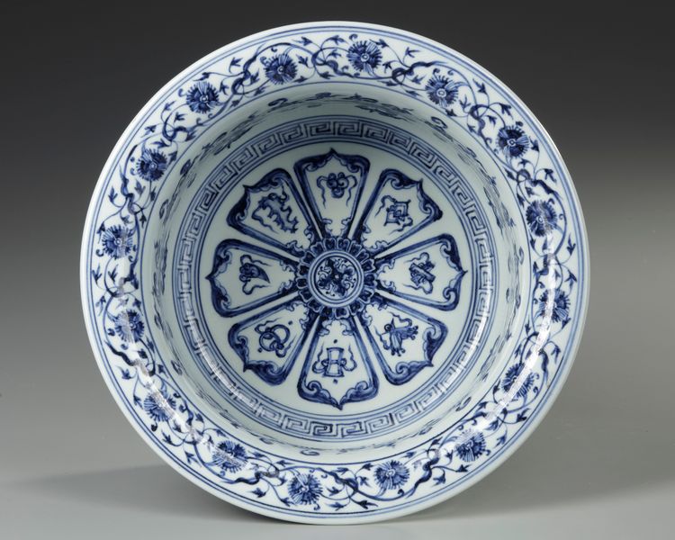 A CHINESE BLUE AND WHITE MING-STYLE BASIN, QING DYNASTY (1644-1911)