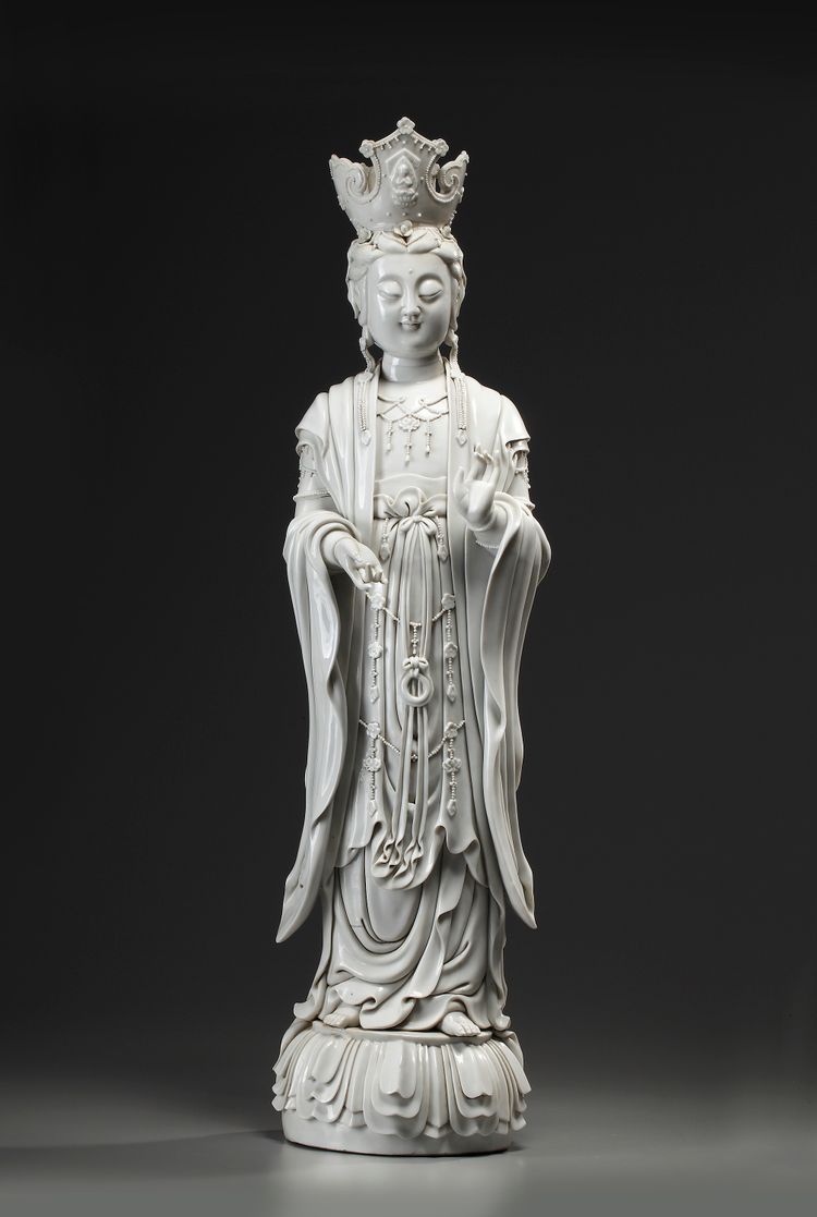 A LARGE CHINESE BLANC DE CHINE FIGURE OF GUANYIN, 19TH-20TH CENTURY