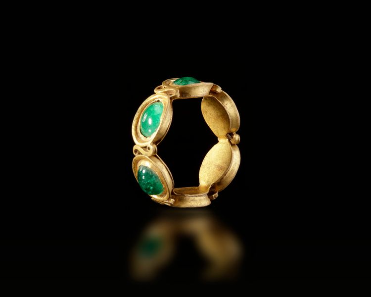 A HELLENISTIC GOLD RING WITH EMERALD CABOCHONS