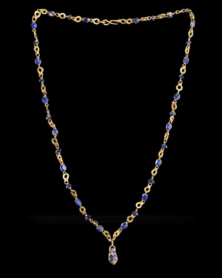 A ROMAN GOLD NECKLACE WITH BLUE GLASS BEADS, CIRCA 1ST-2ND CENTURY AD