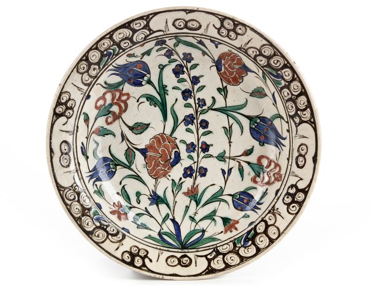 AN IZNIK 'STORM IN A TEACUP' DESIGN POTTERY DISH, OTTOMAN TURKEY, 16TH CENTURY