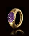 A ROMAN GOLD RING WITH AN AMETHYST CABOCHON INTAGLIO, 1ST CENTURY BC/AD