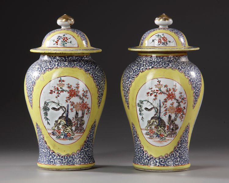 A PAIR OF CHINESE YELLOW PORCELAIN POTS WITH COVERS, EARLY 20TH CENTURY